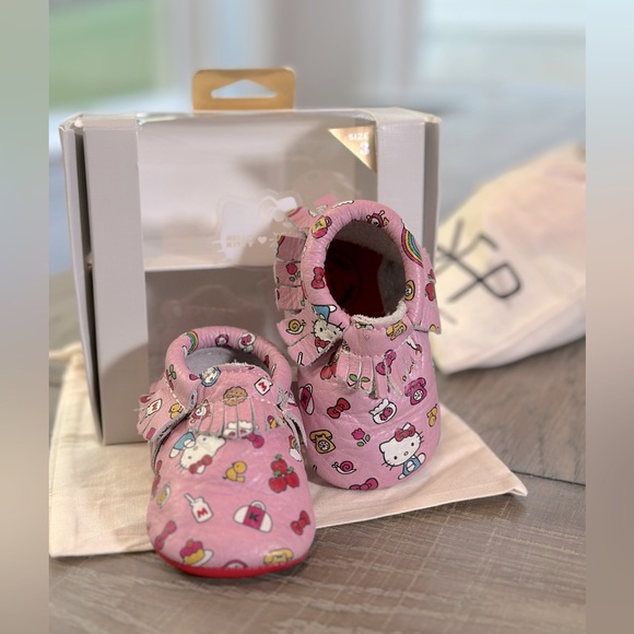 *RARE* Freshly Picked Fringed Soft Soles, “Hello, City!” Hello Kitty w/Box - Picture 1 of 6